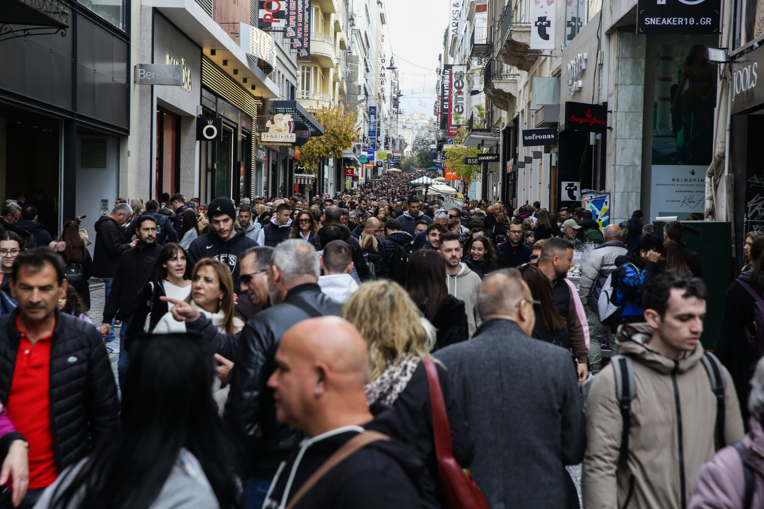 "Κατακλύστηκαν από πλήθος τα μαγαζιά στην Ερμού: Χιλιάδες αγόρασαν τα χριστουγεννιάτικα δώρα – Δείτε βίντεο"