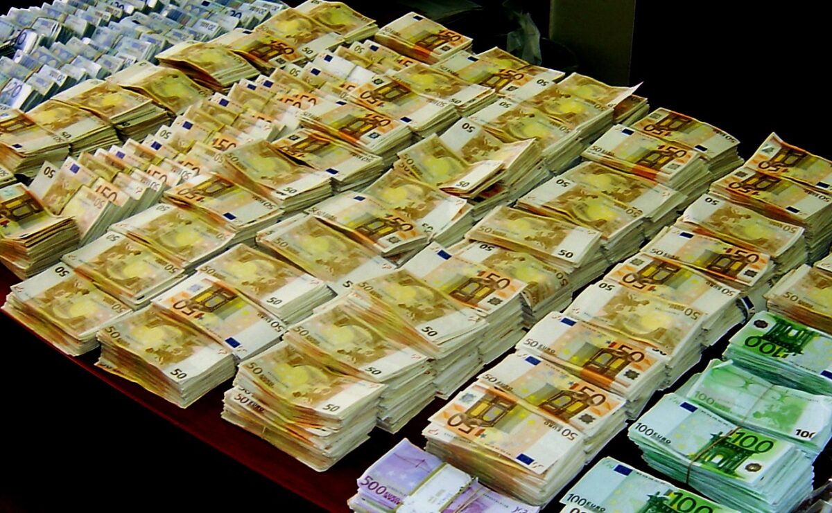 Υποδυόταν τον αστυνομικό και «τσέπωσε» πάνω από 440.000 ευρώ – Τουλάχιστον 27 απάτες σε όλη την Ελλάδα από τον ίδιο δράστη