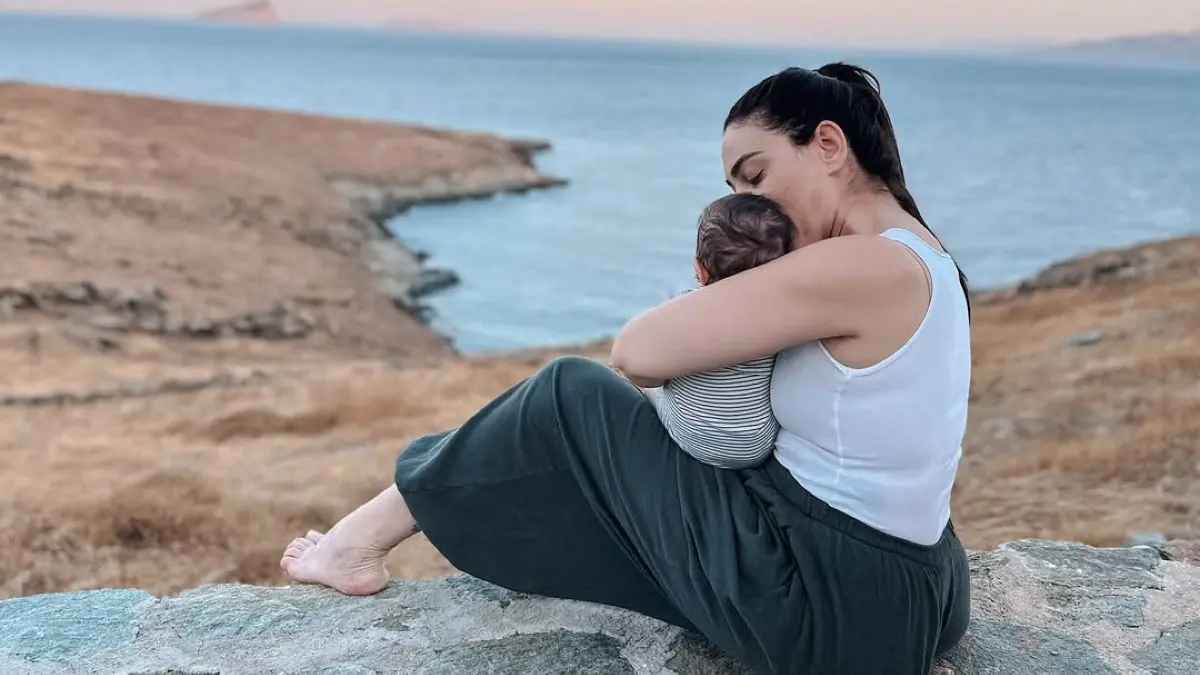 Βαλαβάνη & Μόργκαν: Φωτογραφίζονται μπροστά στο χριστουγεννιάτικο δέντρο με τον γιο τους φορώντας ταιριαστές πιτζάμες! 2 Η Ευρυδίκη Βαλαβάνη στο Instagram