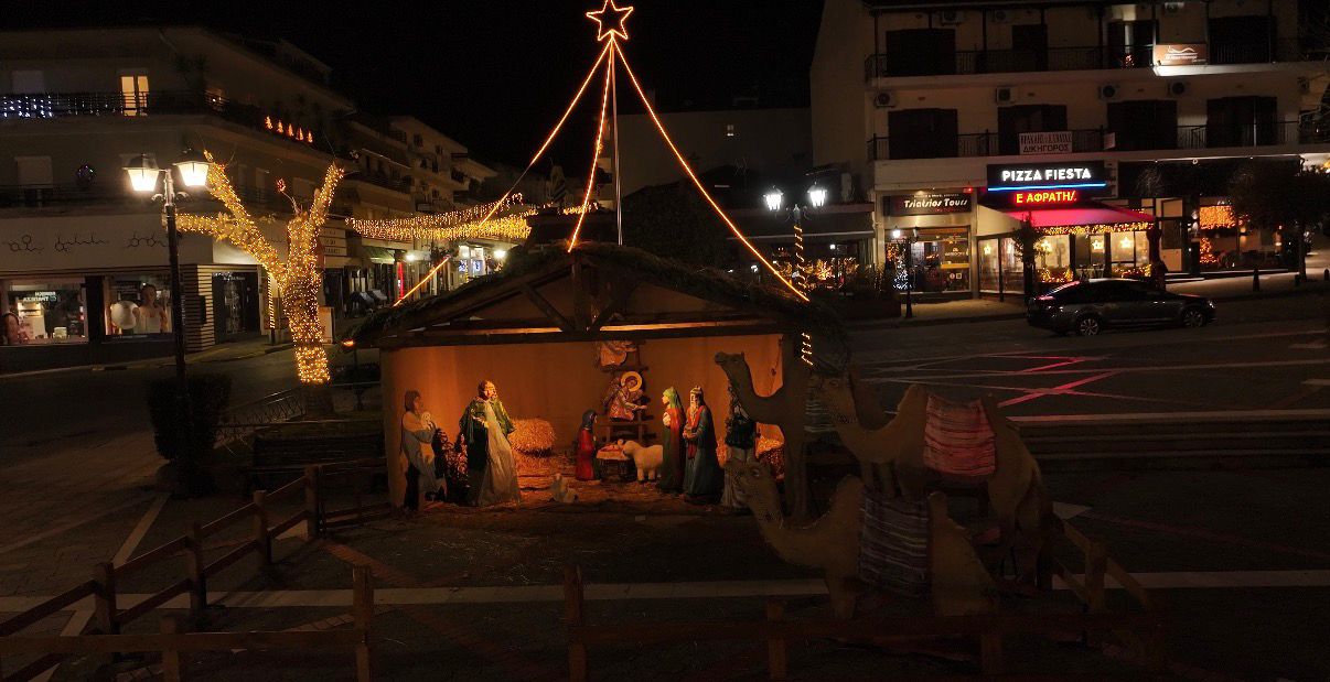 «Άρωμα» Χριστουγέννων στην Καλαμπάκα: Η εντυπωσιακή φάτνη που κοσμεί τους βράχους των Μετεώρων 2 «Άρωμα» Χριστουγέννων στην Καλαμπάκα: Η εντυπωσιακή φάτνη που κοσμεί τους βράχους των Μετεώρων