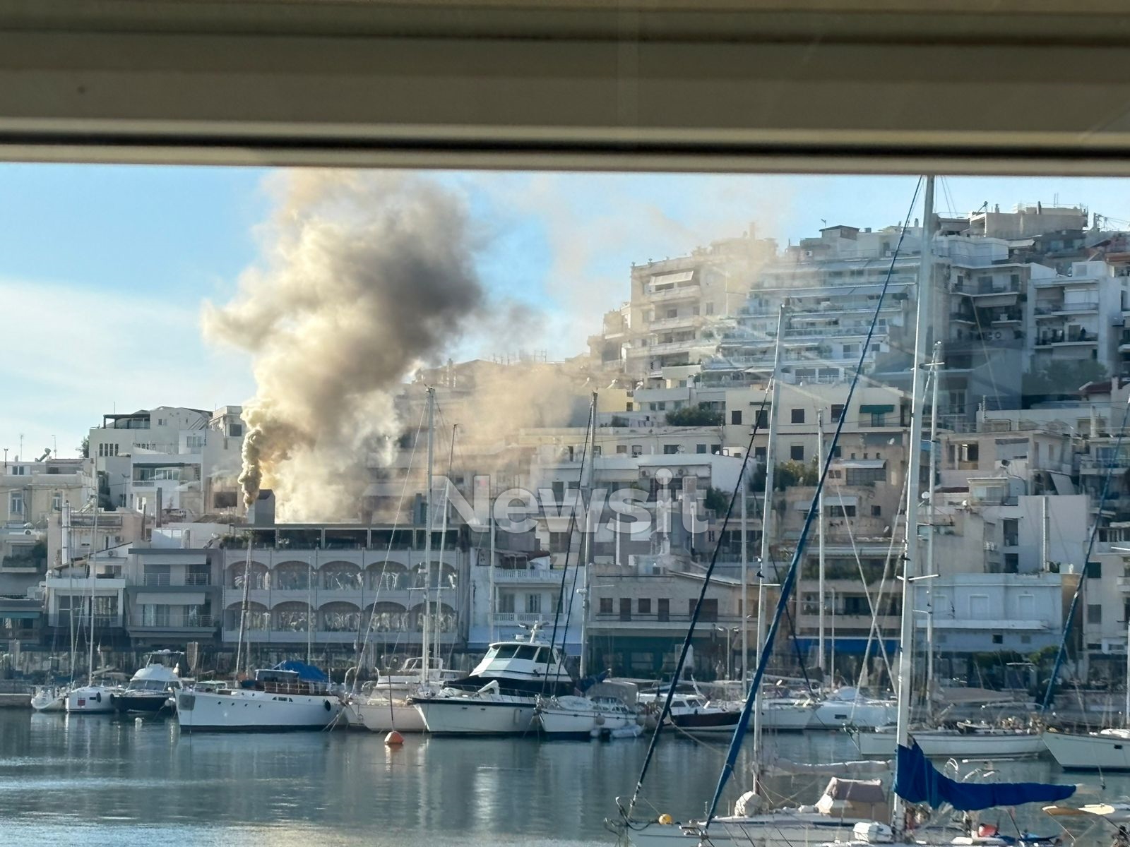 Πειραιάς: Πυρκαγιά σε καμινάδα εστιατορίου στο Μικρολίμανο
