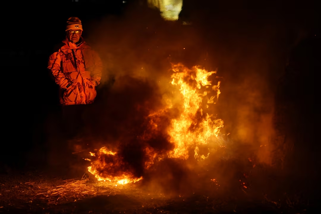 Γαλλία: Αγροτικά μπλόκα κλείνουν δρόμους και παραλύουν το σιδηροδρομικό δίκτυο – Εντείνεται η κινητοποίηση 2 Γαλλία: Αγροτικά μπλόκα κλείνουν δρόμους και παραλύουν το σιδηροδρομικό δίκτυο – Εντείνεται η κινητοποίηση