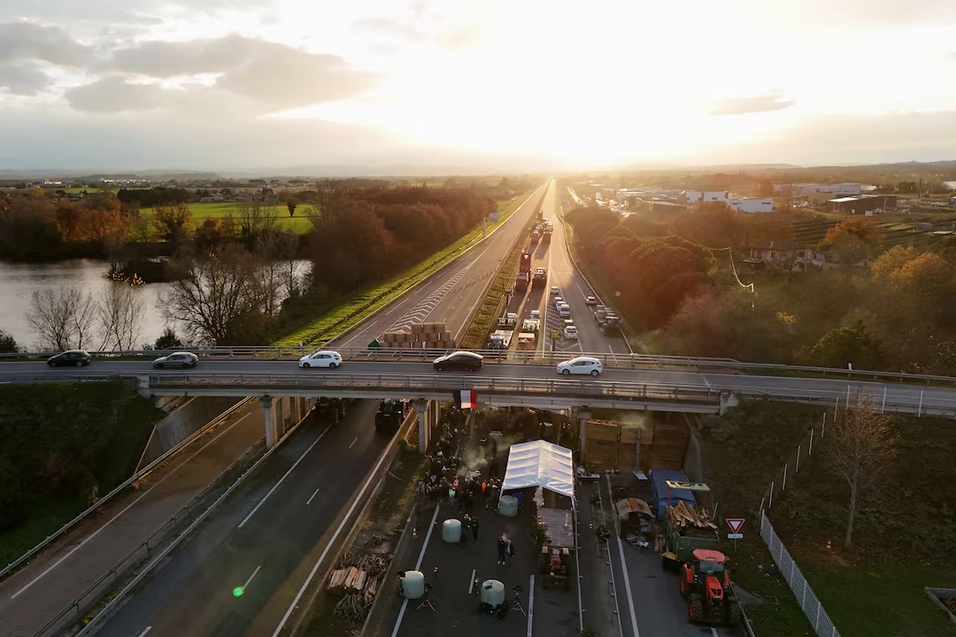 Γαλλία: Αγροτικά μπλόκα κλείνουν δρόμους και παραλύουν το σιδηροδρομικό δίκτυο – Εντείνεται η κινητοποίηση