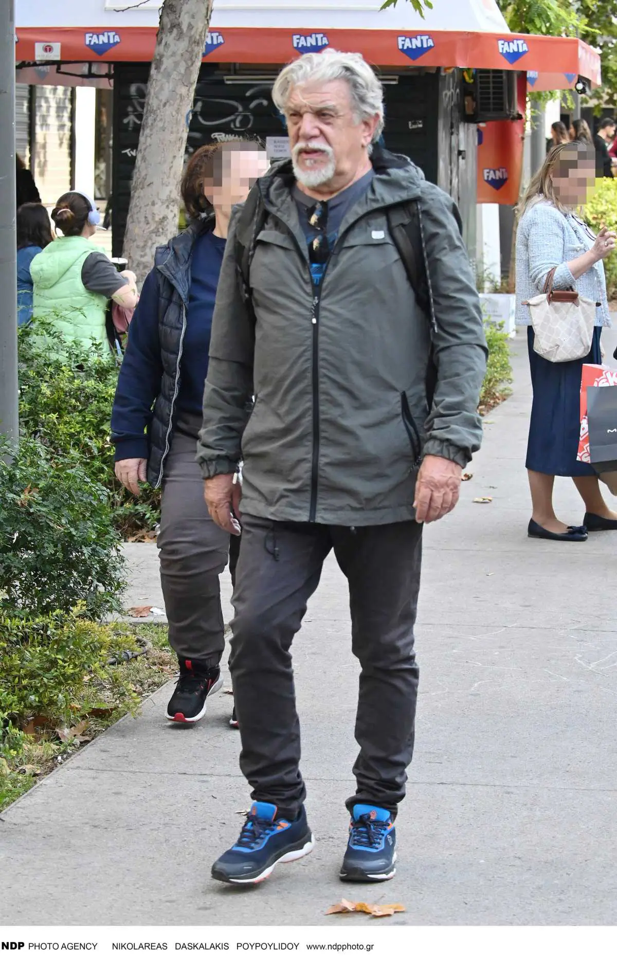 Συγκλονίζει ο Γιάννης Βούρος: «Ποτέ δεν άκουσα “σ’αγαπώ” από τον πατέρα μου» 6 Ο Γιάννης Βούρος σε έξοδό του