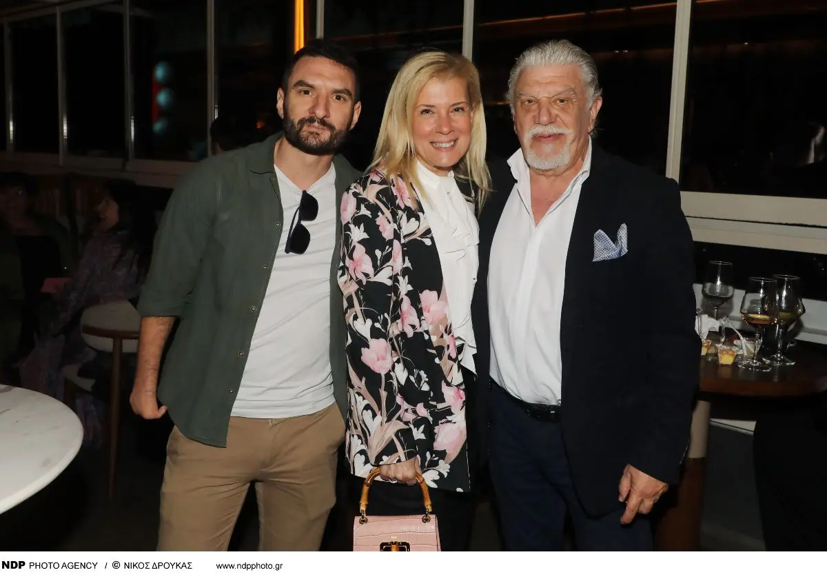 Συγκλονίζει ο Γιάννης Βούρος: «Ποτέ δεν άκουσα “σ’αγαπώ” από τον πατέρα μου» 5 Ο Γιάννης Βούρος και η Λένα Κώνστα μαζί με τον γιο τους, Στέφανο