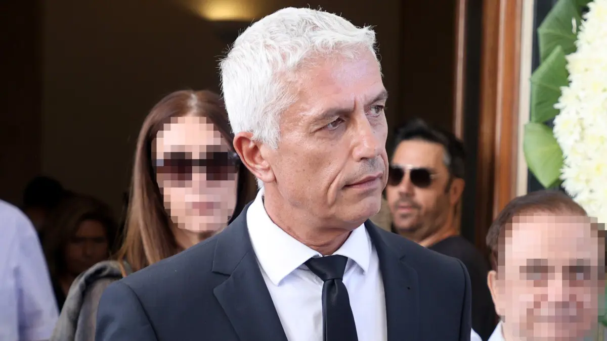 Γιώργος Καλλιακμάνης: «Δε θα επέστρεφα στην αστυνομία» – Η αποκάλυψη για τη ζωή του 2 Ο Γιώργος Καλλιακμάνης στο Α' Νεκροταφείο Αθηνών.