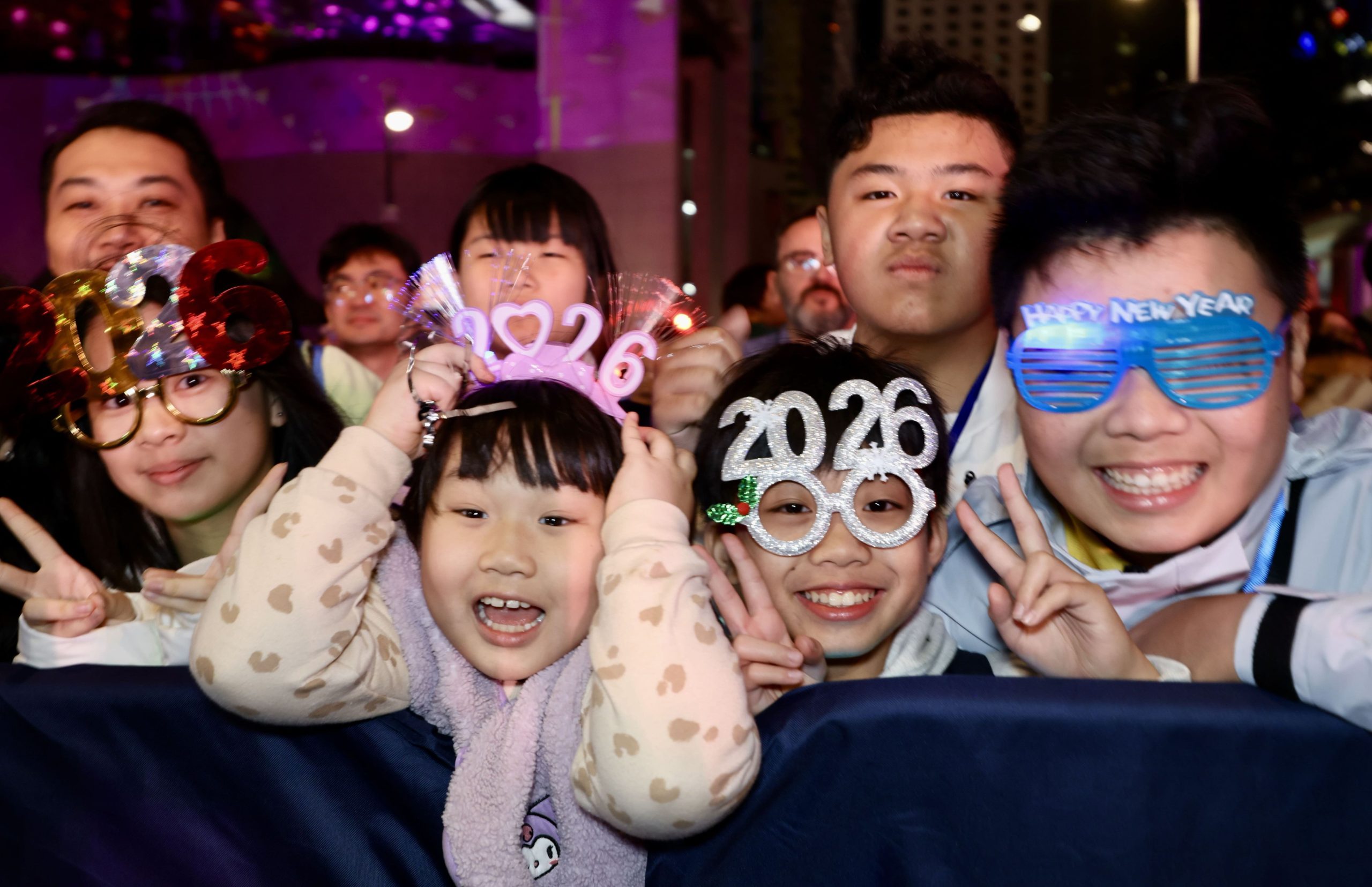 Χονγκ Κονγκ: Υποδέχθηκε τη νέα χρονιά χωρίς πυροτεχνήματα λόγω θλίψης για την τραγωδία στο Wang Fuk Court