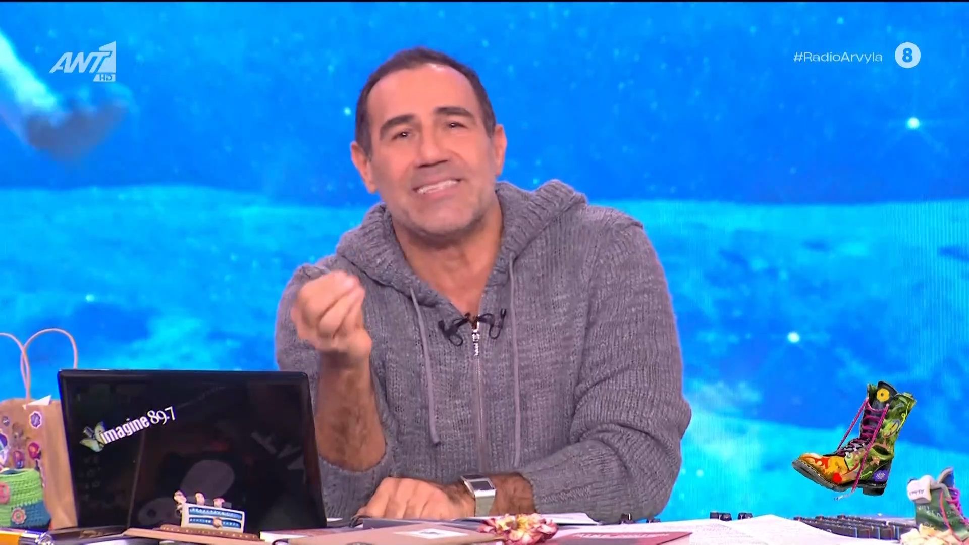 i-mana-toy-mageiria-ekane-ton-kanaki-na-skeftei-tin-dikia-toy-den-ntrepesai-me-ayta-poy-vlepeis-1765220814