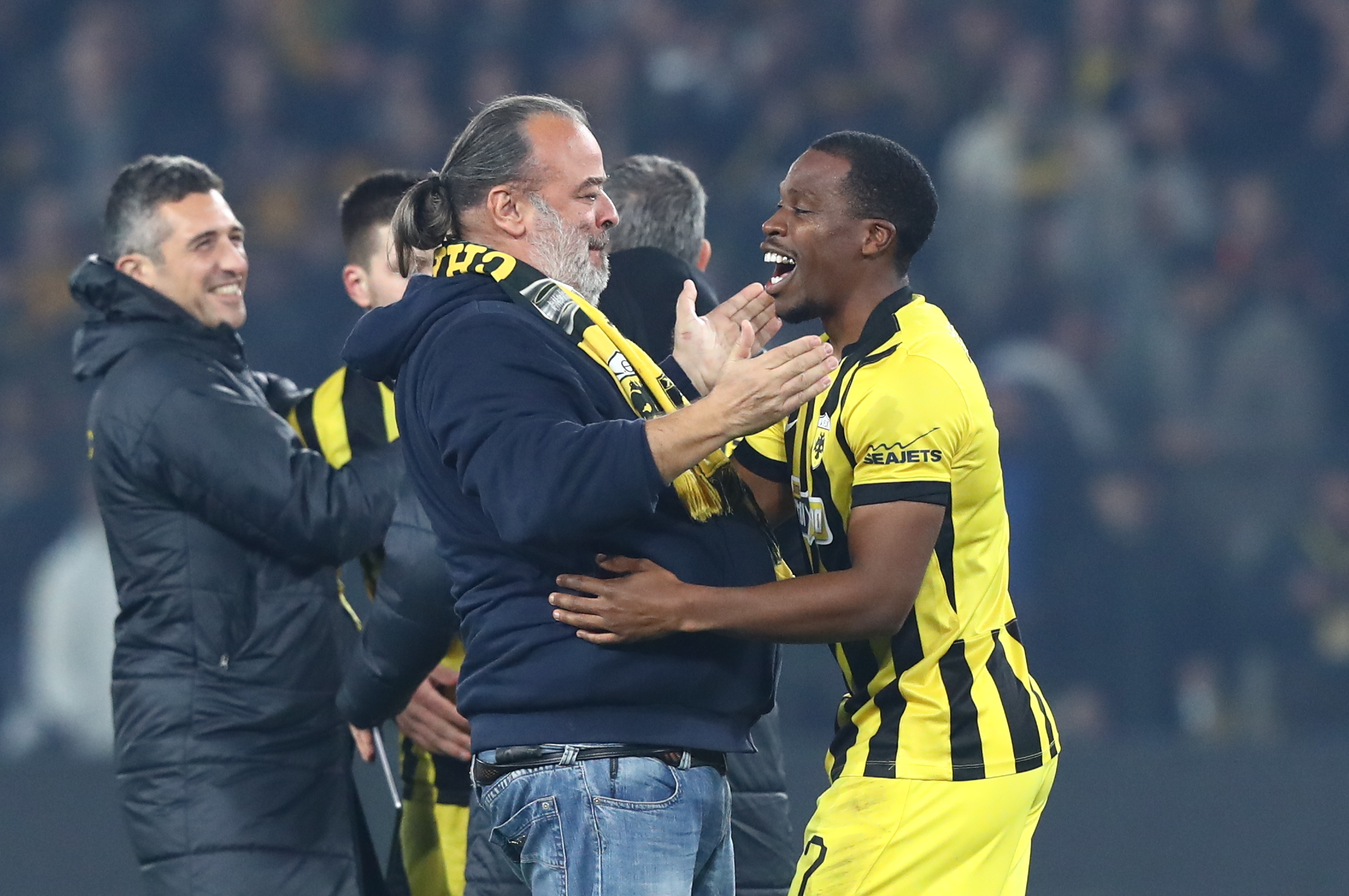 Ο Μάριος Ηλιόπουλος γιόρτασε με τους παίκτες στο γήπεδο: «Η ΑΕΚ ήταν η επιλογή του σύμπαντος» 4 Ο Μάριος Ηλιόπουλος γιόρτασε με τους παίκτες στο γήπεδο: «Η ΑΕΚ ήταν η επιλογή του σύμπαντος»