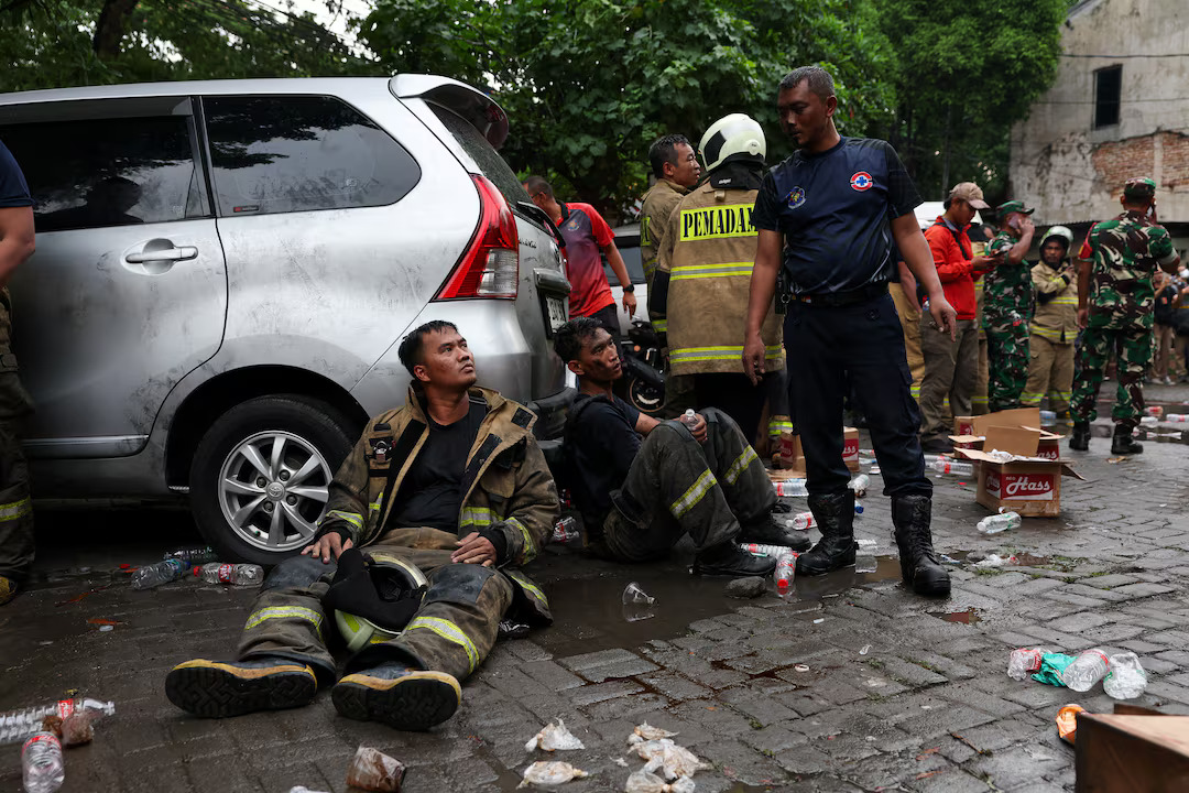 Ινδονησία: Τουλάχιστον 22 νεκροί από πυρκαγιά σε επταώροφο κτίριο – Αναφορές για σπινθήρες από μπαταρία που προκάλεσαν έκρηξη 6 Ινδονησία: Τουλάχιστον 22 νεκροί από πυρκαγιά σε επταώροφο κτίριο – Αναφορές για σπινθήρες από μπαταρία που προκάλεσαν έκρηξη
