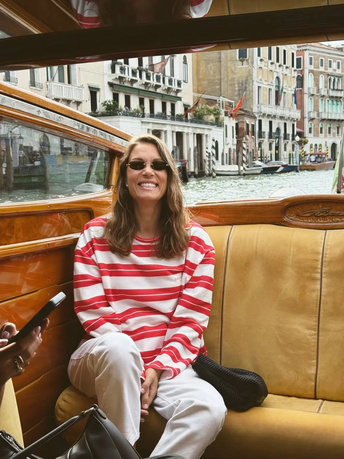 Βίκυ Καγιά: «Σπάει» τη σιωπή της για το STAR – «Γιατί να δώσω σημασία στην τοξικότητα;» 5 To top της Βίκυς Καγιά με κόκκινες ρίγες στη Βενετία