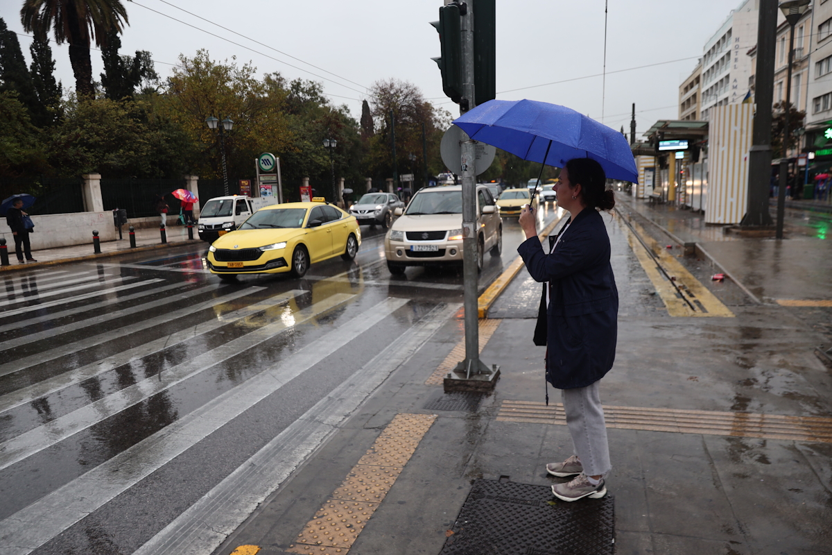 Καιρός αύριο: Τοπικές μπόρες και καταιγίδες σε Αττική και νησιά – Η θερμοκρασία δεν υπερβαίνει τους 18 βαθμούς