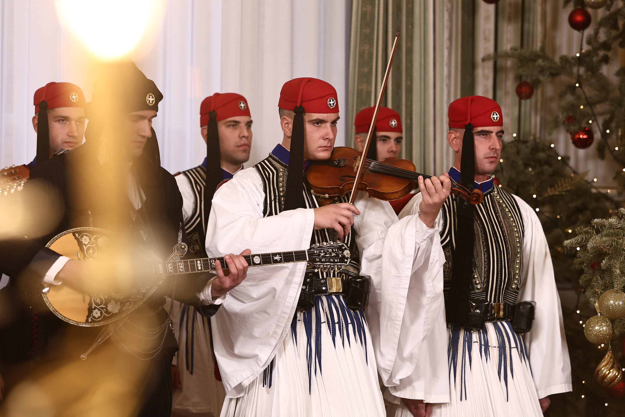 Προεδρικό Μέγαρο: Κάλαντα στον Κωνσταντίνο Τασούλα από κάθε γωνιά της Ελλάδας