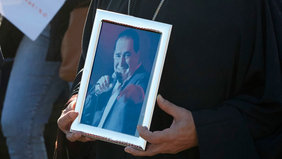 Βασίλης Καρράς: Συγκινητική ατμόσφαιρα στο μνημόσυνο για τα 2 χρόνια από την απώλειά του