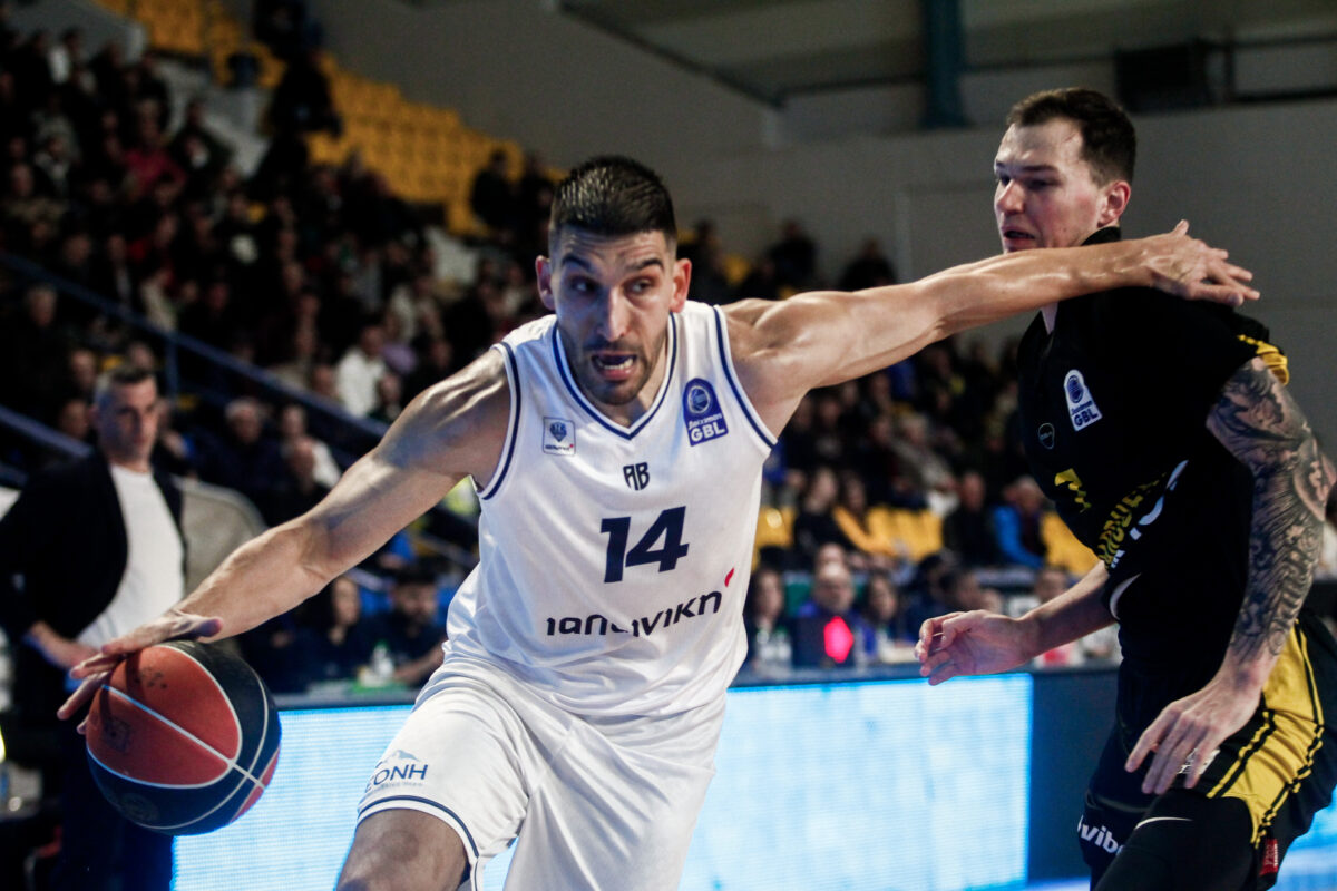 Ο Λεωνίδας Κασελάκης αγωνίστηκε με σπασμένη μύτη στο Καρδίτσα – Μαρούσι, αλλά αποχώρησε αιμόφυρτος