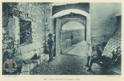 Η συγκλονιστική ιστορία πίσω από την Κόκκινη Πύλη στο Κάστρο της Ρόδου (φωτό) 5 Η συγκλονιστική ιστορία πίσω από την Κόκκινη Πύλη στο Κάστρο της Ρόδου (φωτό)