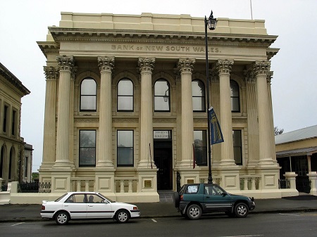 Πώς οι τράπεζες θυμίζουν αρχαίους ελληνικούς ναούς; (φωτό)