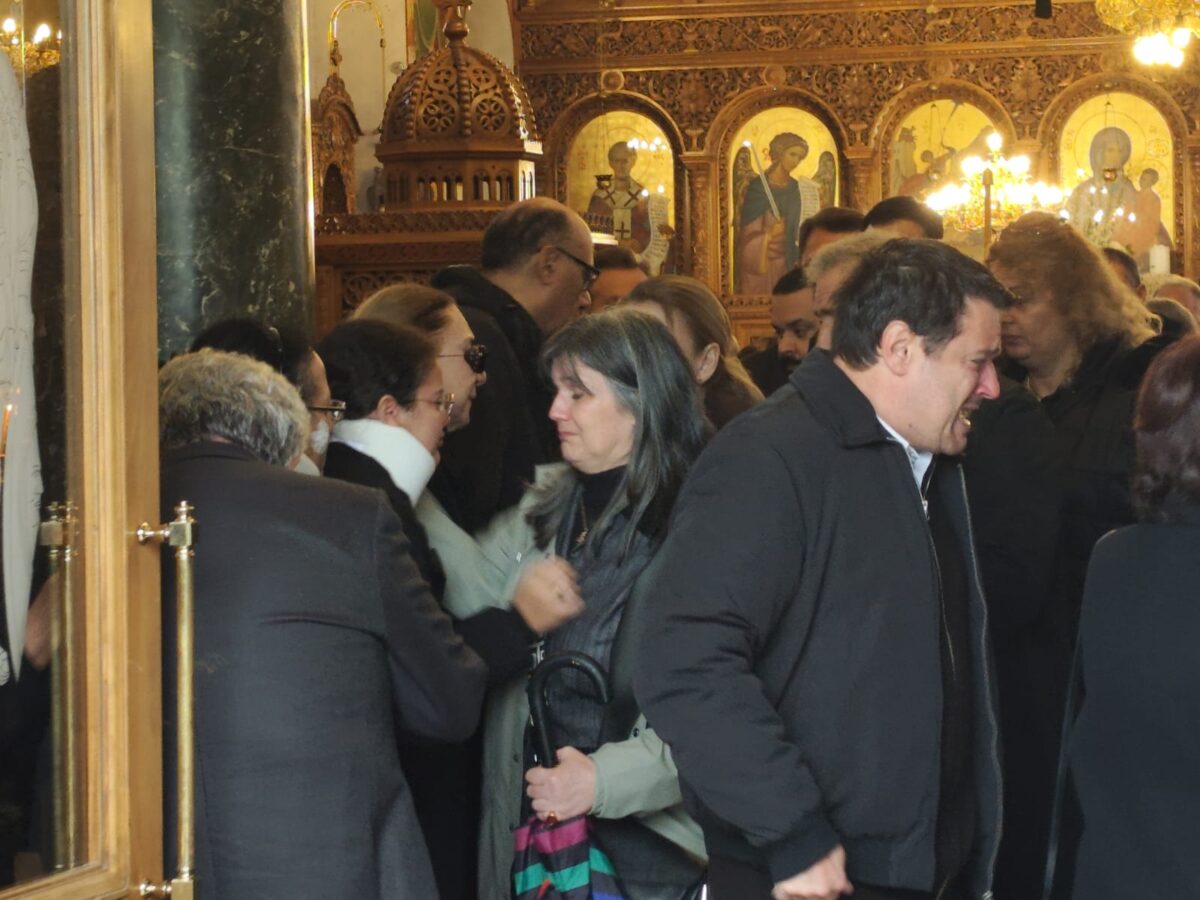 Δυστύχημα στη Λούτσα: Θρήνος και οδύνη στο ύστατο χαίρε στον 24χρονο – Καταρρακωμένες η μητέρα και η αδερφή του