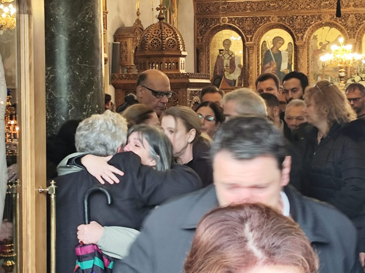 Δυστύχημα στη Λούτσα: Θρήνος και οδύνη στο ύστατο χαίρε στον 24χρονο – Καταρρακωμένες η μητέρα και η αδερφή του