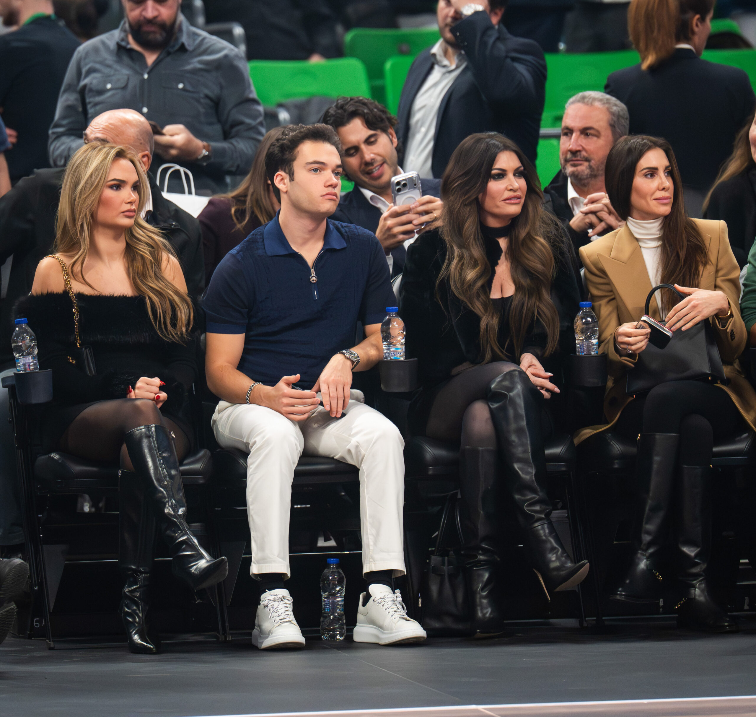 Η πρέσβης των ΗΠΑ, Κίμπερλι Γκίλφοϊλ, παρακολουθεί τον αγώνα στο ΟΑΚΑ με τη Χάποελ Τελ Αβίβ