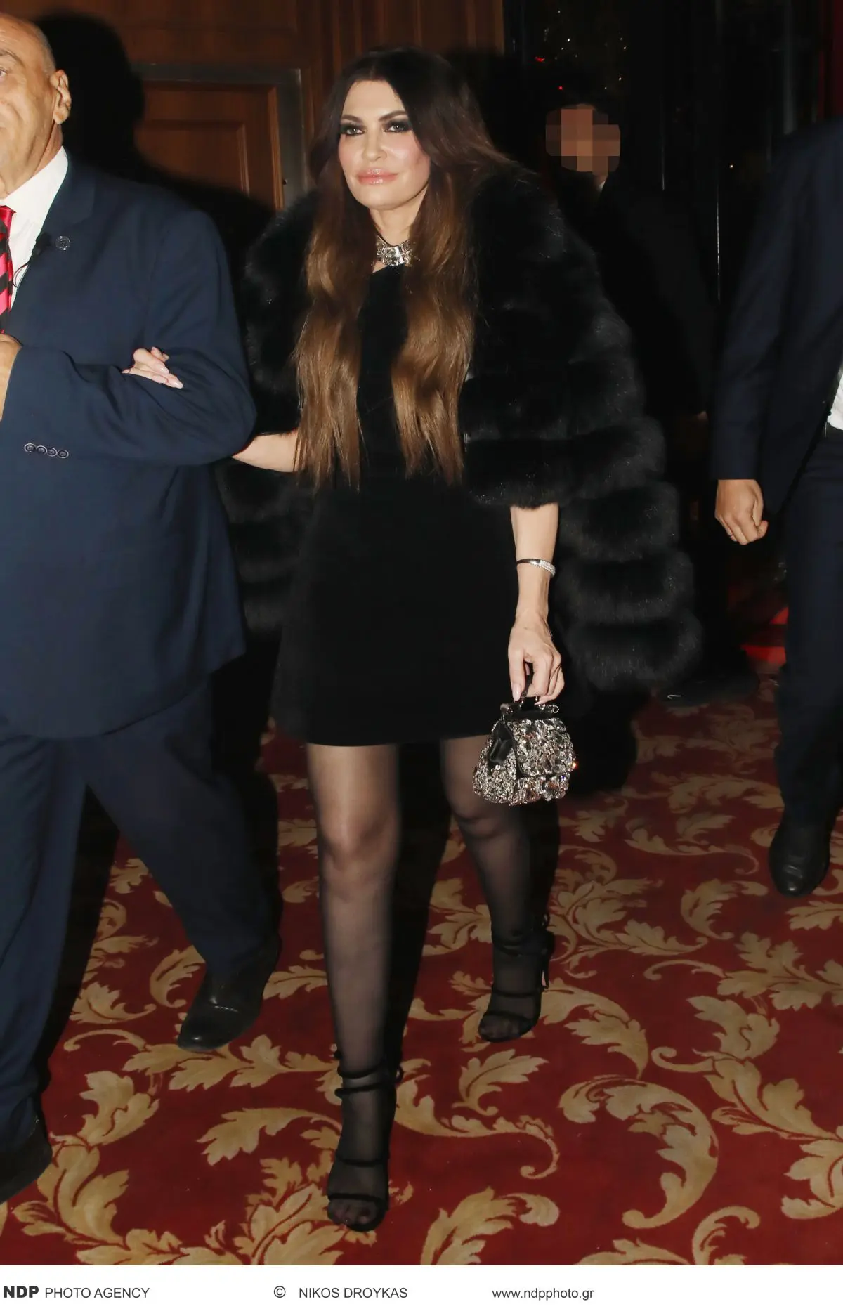 Κίμπερλι Γκίλφοϊλ: Με εντυπωσιακό μαύρο μίνι φόρεμα στη Βανδή και τον Αργυρό – Όλα τα βλέμματα πάνω της 8 Κίμπερλι Γκίλφοϊλ