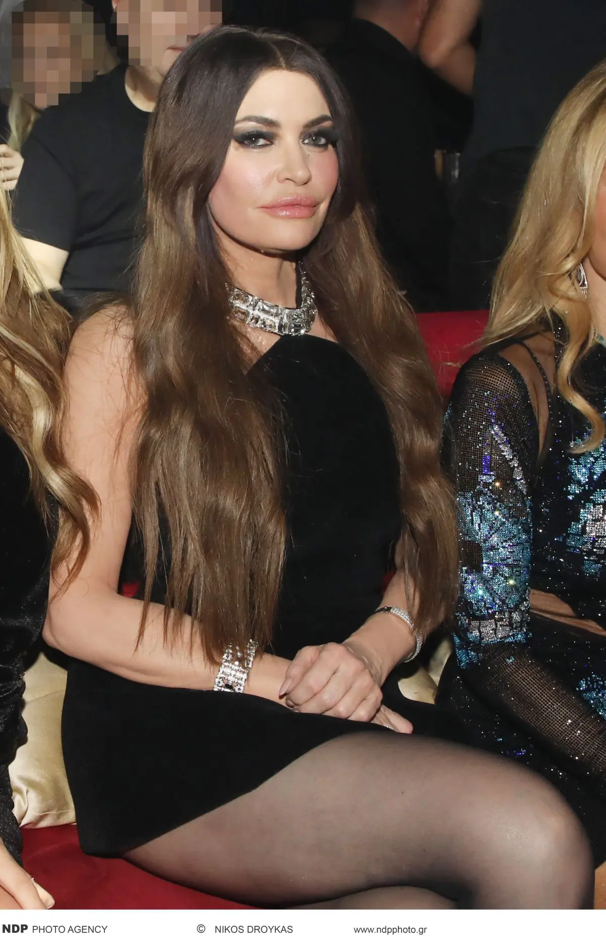 Κίμπερλι Γκίλφοϊλ: Με εντυπωσιακό μαύρο μίνι φόρεμα στη Βανδή και τον Αργυρό – Όλα τα βλέμματα πάνω της 9 κίμπερλι