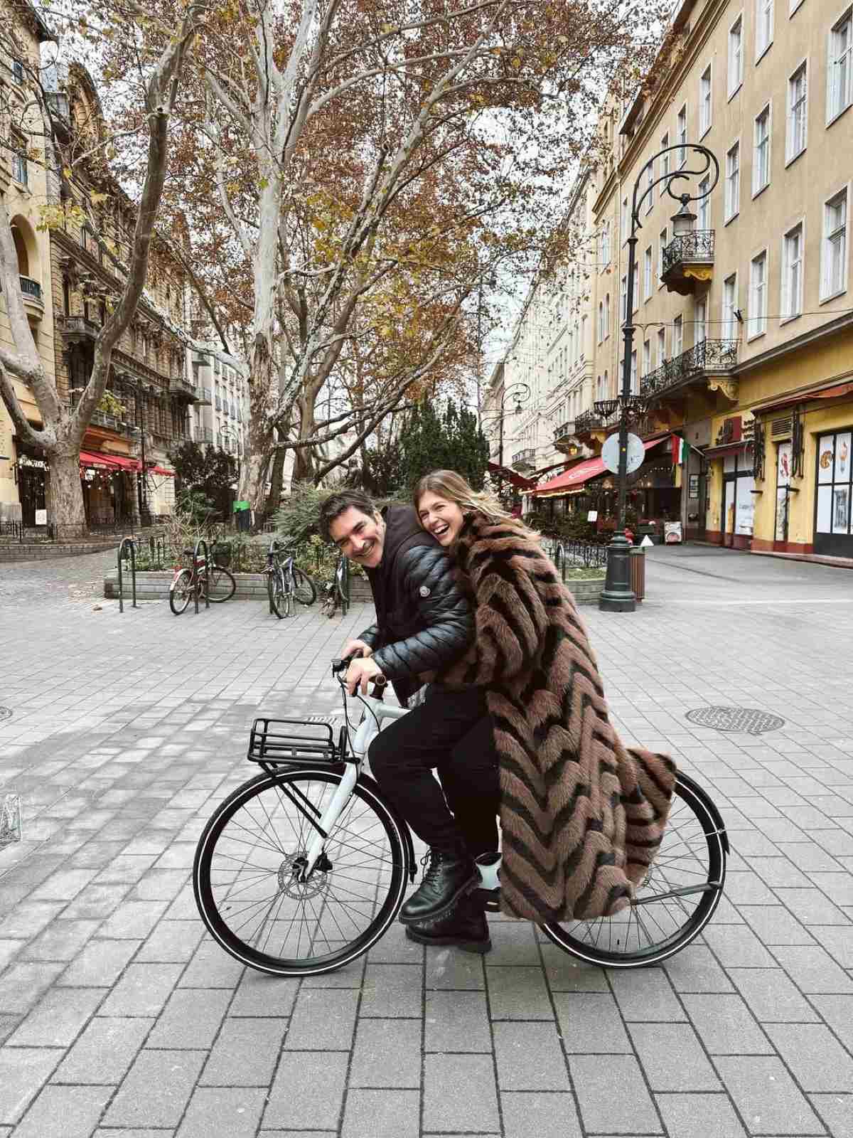 Maestro: Παρασκήνια από τα γυρίσματα στη Βουδαπέστη – Εικόνες 20 Η Κλέλια Ανδριολάτου και ο Χριστόφορος Παπακαλιάτης backstage Maestro