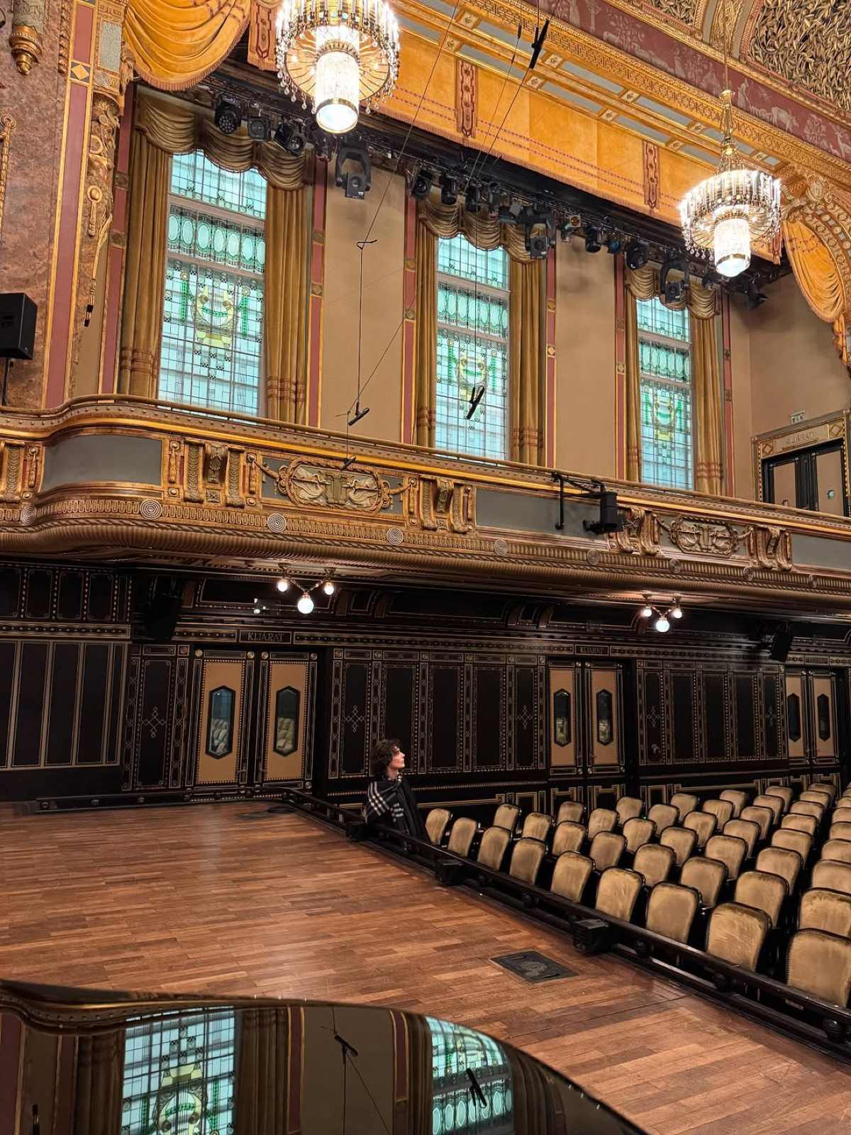 Maestro: Παρασκήνια από τα γυρίσματα στη Βουδαπέστη – Εικόνες 34 Η Κλέλια Ανδριολάτου και ο Χριστόφορος Παπακαλιάτης backstage Maestro