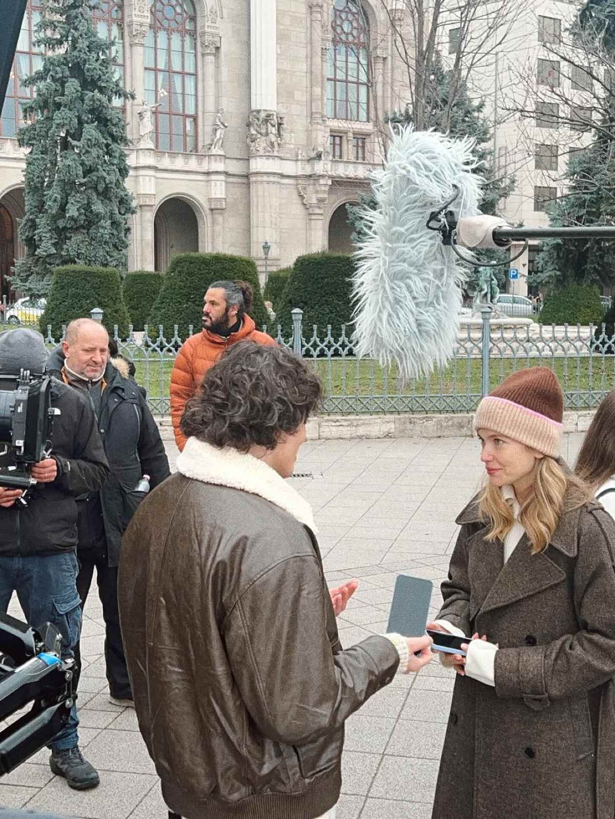 Maestro: Παρασκήνια από τα γυρίσματα στη Βουδαπέστη – Εικόνες 21 Η Κλέλια Ανδριολάτου και ο Χριστόφορος Παπακαλιάτης backstage Maestro