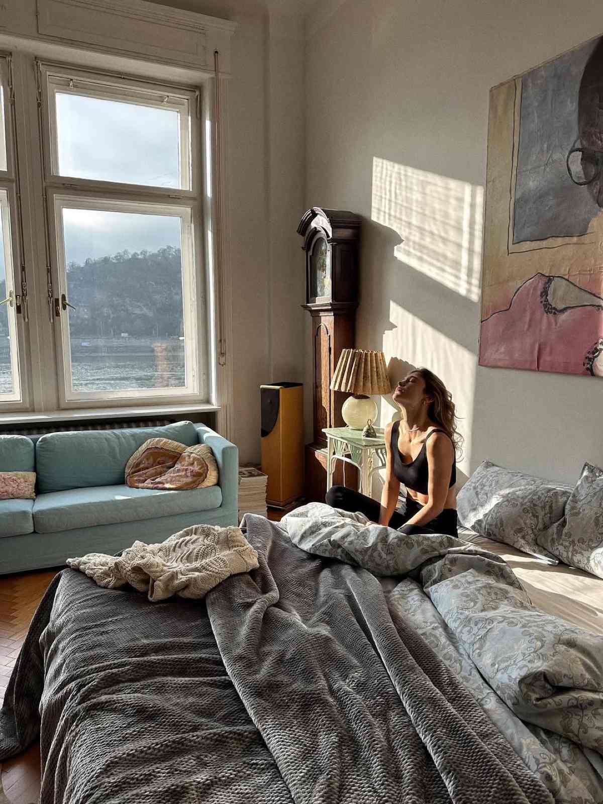 Maestro: Παρασκήνια από τα γυρίσματα στη Βουδαπέστη – Εικόνες 23 Η Κλέλια Ανδριολάτου και ο Χριστόφορος Παπακαλιάτης backstage Maestro