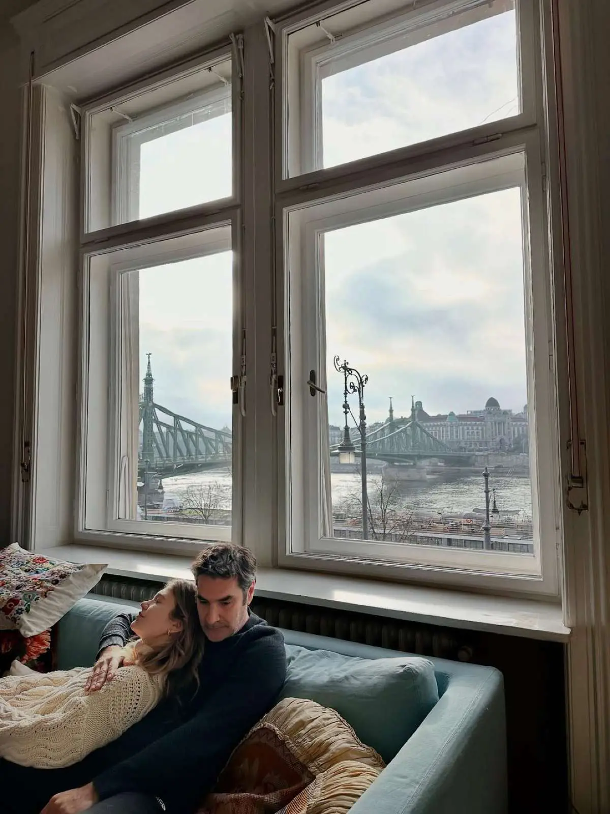 Maestro: Παρασκήνια από τα γυρίσματα στη Βουδαπέστη – Εικόνες 24 Η Κλέλια Ανδριολάτου και ο Χριστόφορος Παπακαλιάτης backstage Maestro