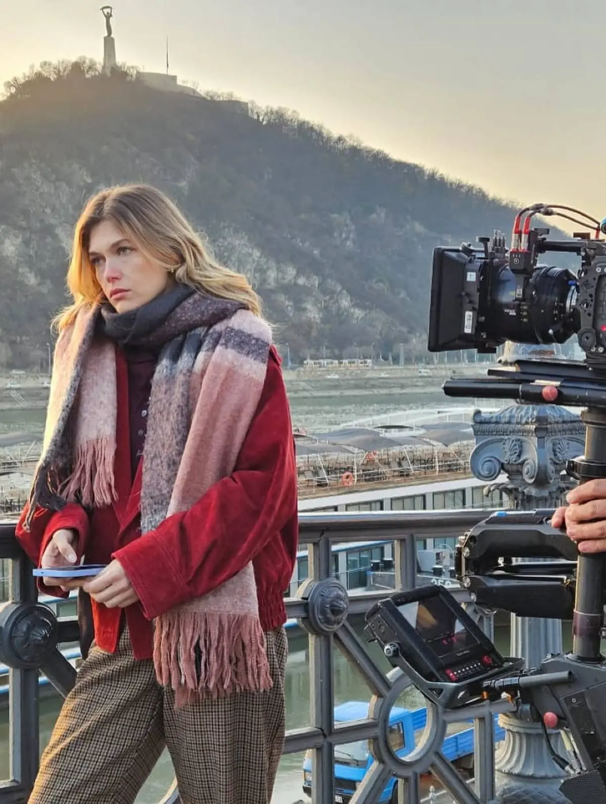 Maestro: Παρασκήνια από τα γυρίσματα στη Βουδαπέστη – Εικόνες 25 Η Κλέλια Ανδριολάτου και ο Χριστόφορος Παπακαλιάτης backstage Maestro