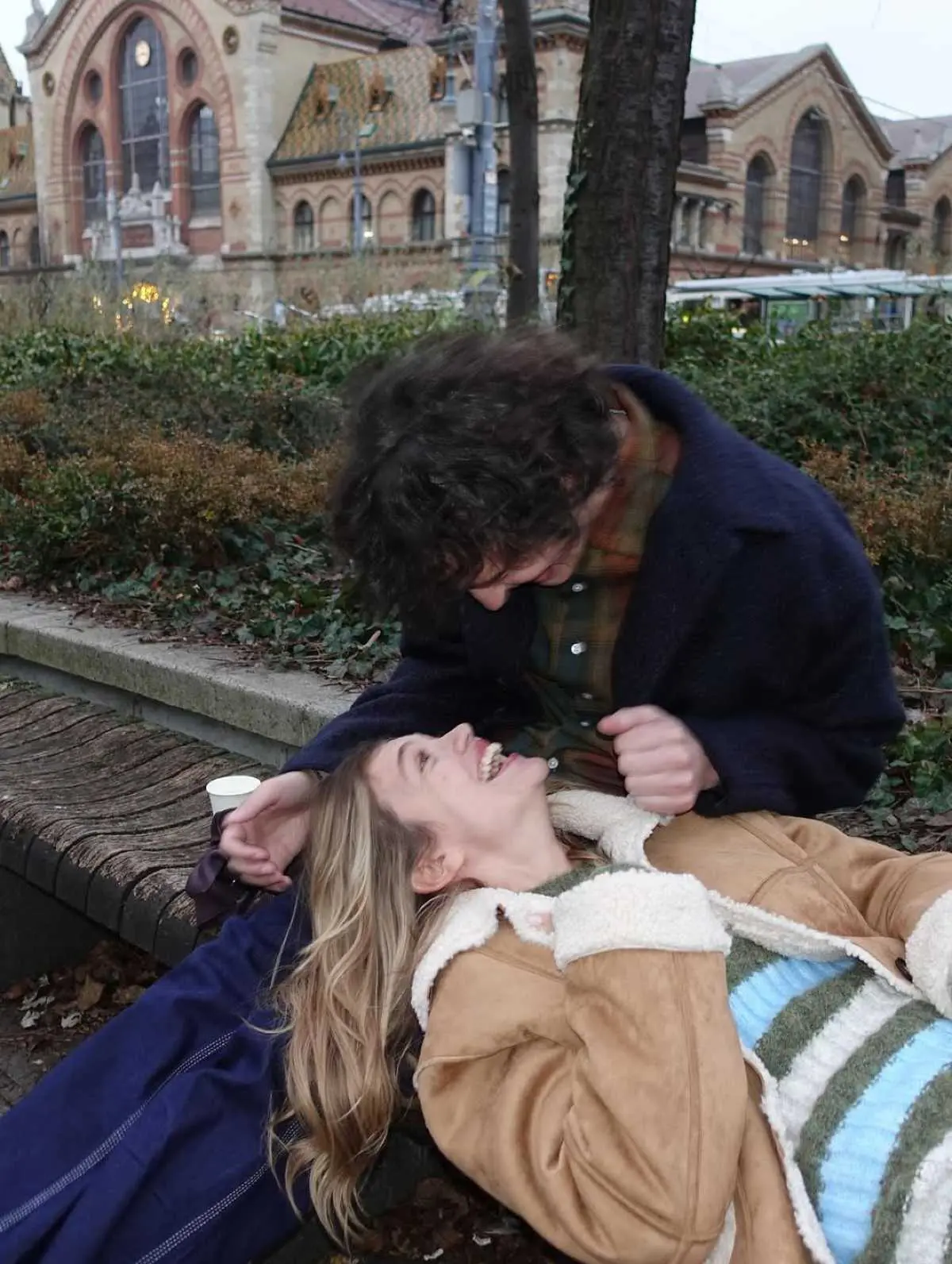 Maestro: Παρασκήνια από τα γυρίσματα στη Βουδαπέστη – Εικόνες 26 Η Κλέλια Ανδριολάτου και ο Χριστόφορος Παπακαλιάτης backstage Maestro