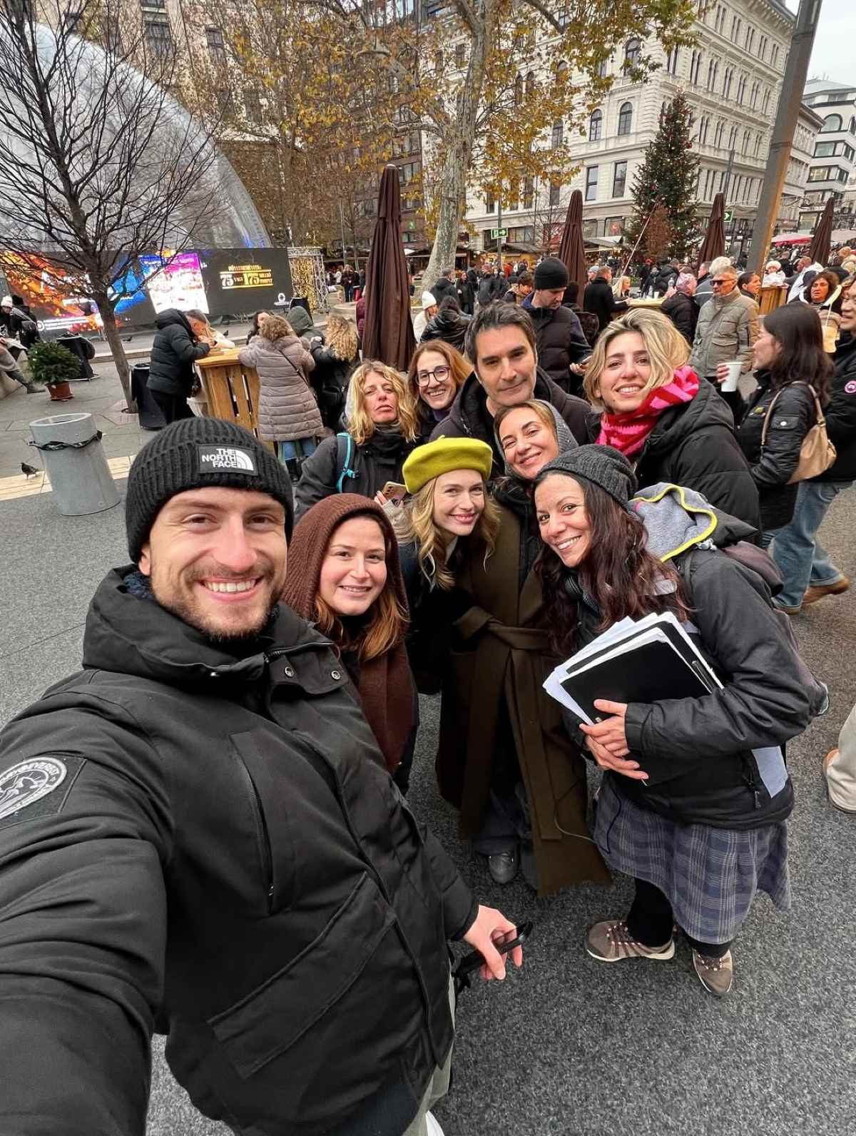 Maestro: Παρασκήνια από τα γυρίσματα στη Βουδαπέστη – Εικόνες 28 Η Κλέλια Ανδριολάτου και ο Χριστόφορος Παπακαλιάτης backstage Maestro