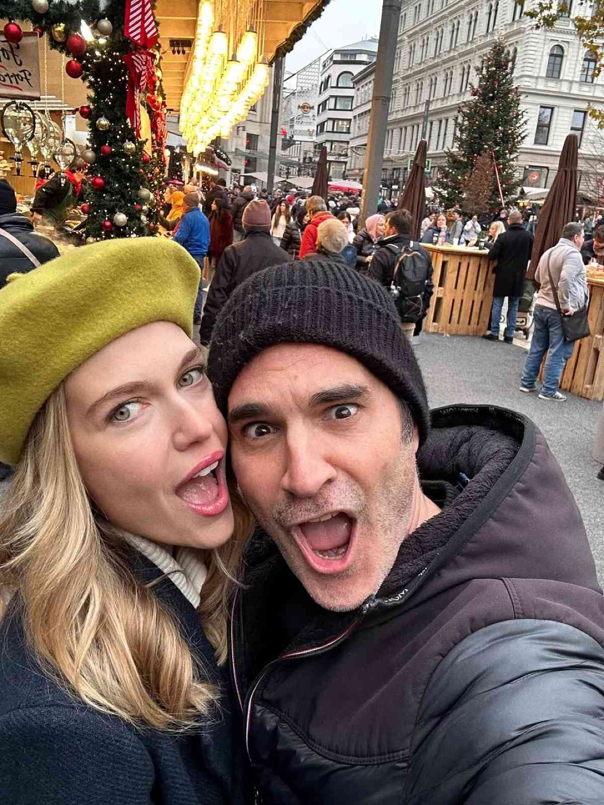 Maestro: Παρασκήνια από τα γυρίσματα στη Βουδαπέστη – Εικόνες 19 Η Κλέλια Ανδριολάτου και ο Χριστόφορος Παπακαλιάτης backstage Maestro