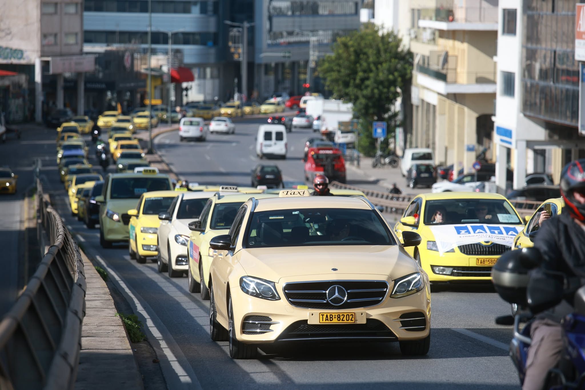 komvoi-odigon-taksi-stin-athina-sto-plaisio-tis-48oris-apergias-1764673604
