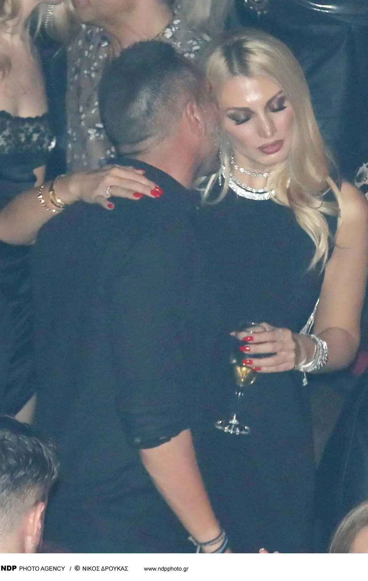 Σπυροπούλου – Σταθοκωστόπουλος: Αγκαλιασμένοι σε βραδιά διασκέδασης στα μπουζούκια (Φωτογραφίες) 10 Η Κωνσταντίνα Σπυροπούλου και ο Βασίλης Σταθοκωστόπουλος