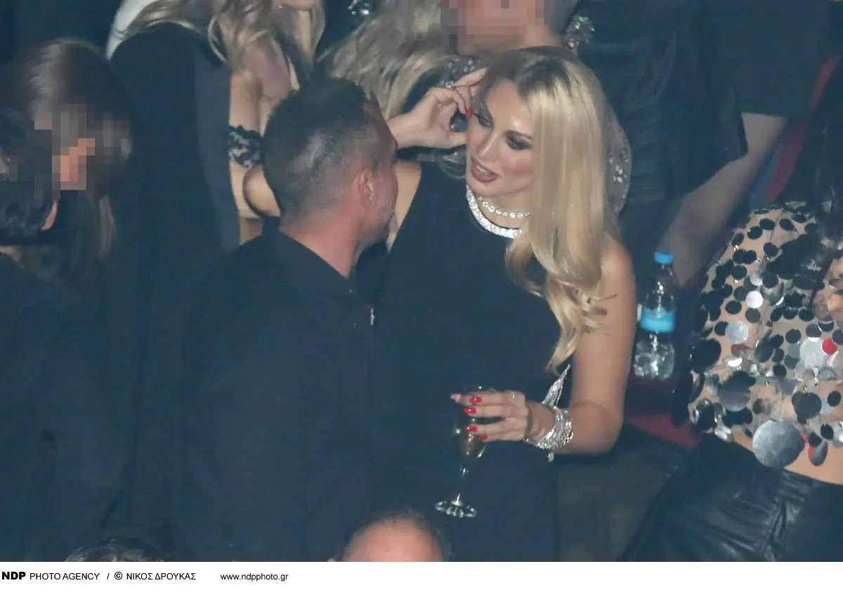 Σπυροπούλου – Σταθοκωστόπουλος: Αγκαλιασμένοι σε βραδιά διασκέδασης στα μπουζούκια (Φωτογραφίες) 11 Η Κωνσταντίνα Σπυροπούλου και ο Βασίλης Σταθοκωστόπουλος