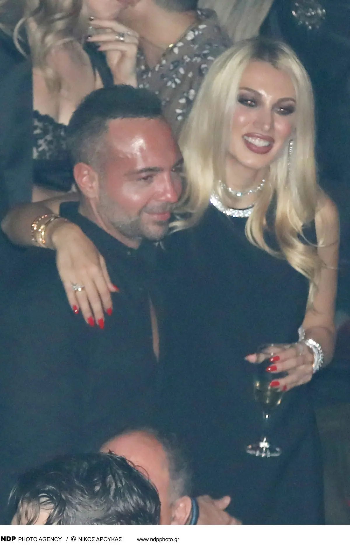 Σπυροπούλου – Σταθοκωστόπουλος: Αγκαλιασμένοι σε βραδιά διασκέδασης στα μπουζούκια (Φωτογραφίες) 9 Η Κωνσταντίνα Σπυροπούλου και ο Βασίλης Σταθοκωστόπουλος