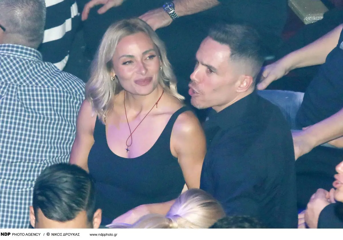 Ο Λευτέρης Πετρούνιας και η Βασιλική Μιλλούση στο πάρτι γενεθλίων του στα μπουζούκια με τον Χρήστο Μάστορα