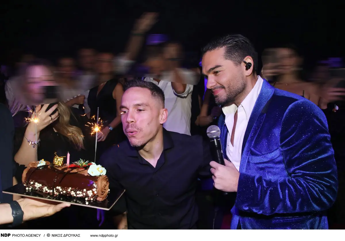 Ο Λευτέρης Πετρούνιας και η Βασιλική Μιλλούση στο πάρτι γενεθλίων του στα μπουζούκια με τον Χρήστο Μάστορα