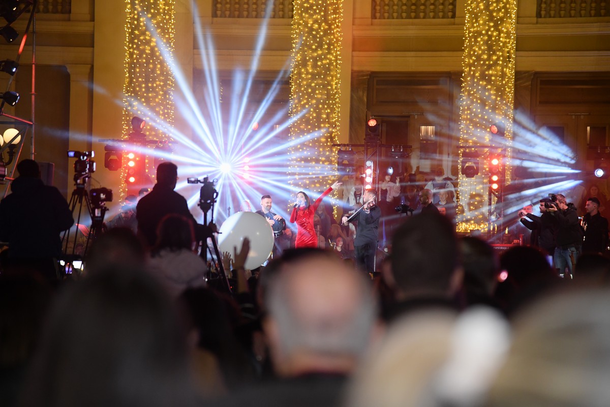 Φαντασμαγορικά πυροτεχνήματα, 120.000 φωτάκια και Λένα Ζευγαρά ζωντανά στον Πειραιά – Απολαύστε τα highlights από το χριστουγεννιάτικο γλέντι 26 Η Λένα Ζευγαρά on stage