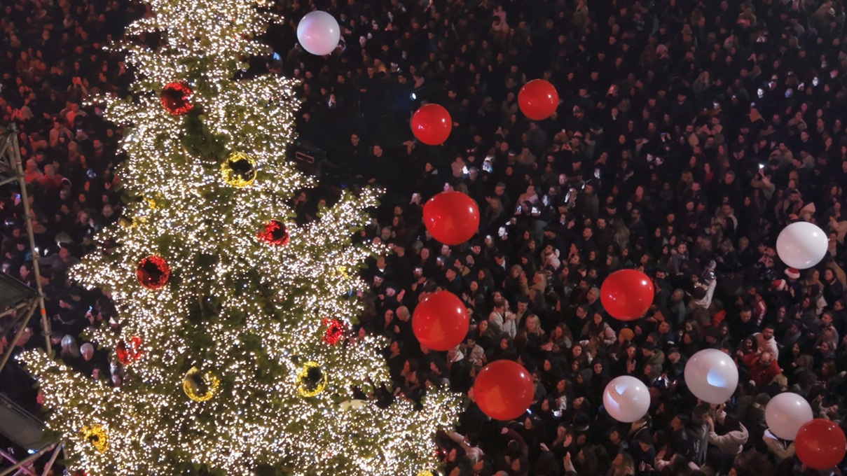 Φαντασμαγορικά πυροτεχνήματα, 120.000 φωτάκια και Λένα Ζευγαρά ζωντανά στον Πειραιά – Απολαύστε τα highlights από το χριστουγεννιάτικο γλέντι 28 Η φαντασμαγορική γιορτή του My Radio 104.6 powered by Πρωτοχρονιάτικο Λαχείο