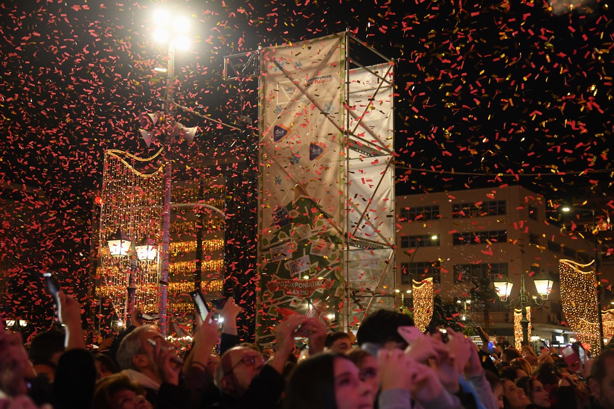 Φαντασμαγορικά πυροτεχνήματα, 120.000 φωτάκια και Λένα Ζευγαρά ζωντανά στον Πειραιά – Απολαύστε τα highlights από το χριστουγεννιάτικο γλέντι 18 Η φαντασμαγορική γιορτή του My Radio 104.6 powered by Πρωτοχρονιάτικο Λαχείο