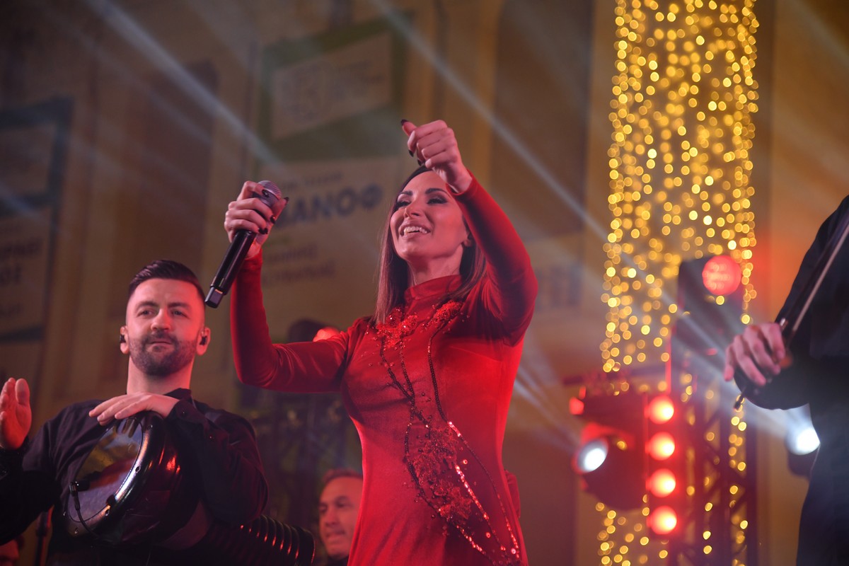 Φαντασμαγορικά πυροτεχνήματα, 120.000 φωτάκια και Λένα Ζευγαρά ζωντανά στον Πειραιά – Απολαύστε τα highlights από το χριστουγεννιάτικο γλέντι 16 Η Λένα Ζευγαρά on stage