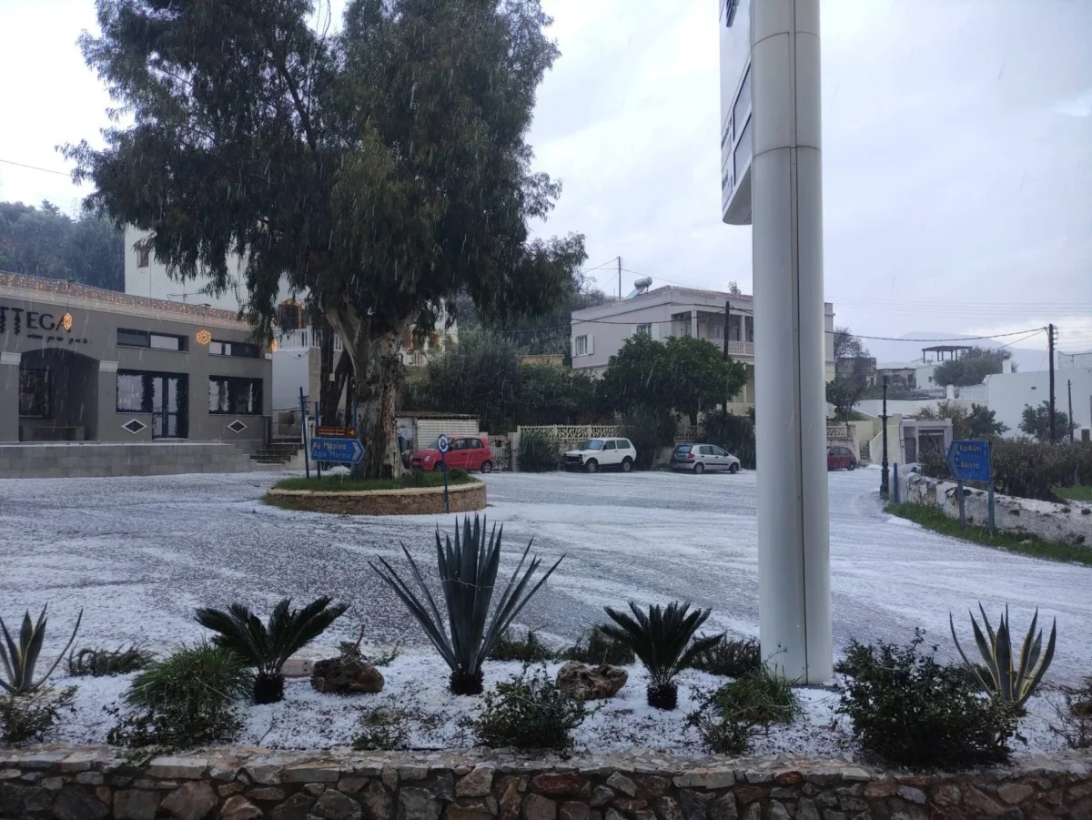 Λέρος: Ισχυρή χαλαζόπτωση έπληξε το νησί – Δρόμοι και αυλές καλύφθηκαν στα άσπρα 4 λέρος