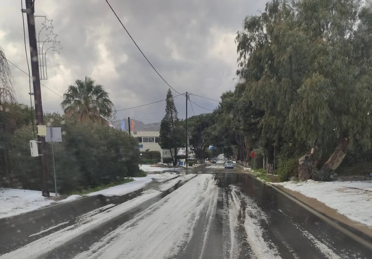 Λέρος: Ισχυρή χαλαζόπτωση έπληξε το νησί – Δρόμοι και αυλές καλύφθηκαν στα άσπρα 5 λέρος