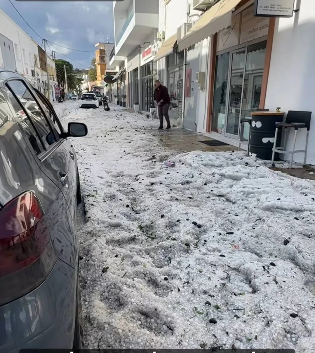 Λέρος: Ισχυρή χαλαζόπτωση έπληξε το νησί – Δρόμοι και αυλές καλύφθηκαν στα άσπρα 6 λέρος
