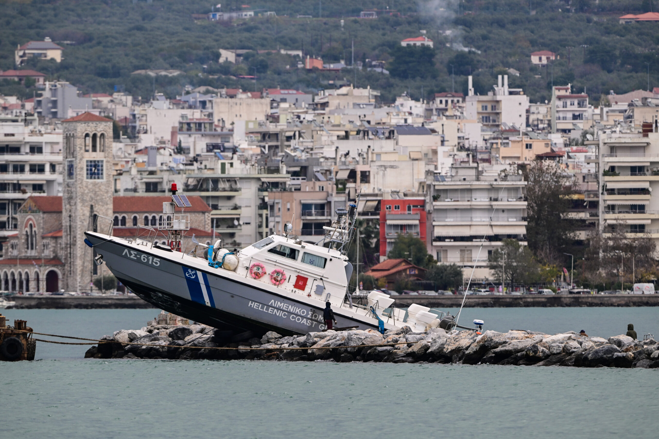 Βόλος: Καταιγίδα, ισχυροί άνεμοι και περιορισμένη ορατότητα προκάλεσαν την πρόσκρουση του σκάφους του λιμενικού στα βράχια 4 λιμενικό