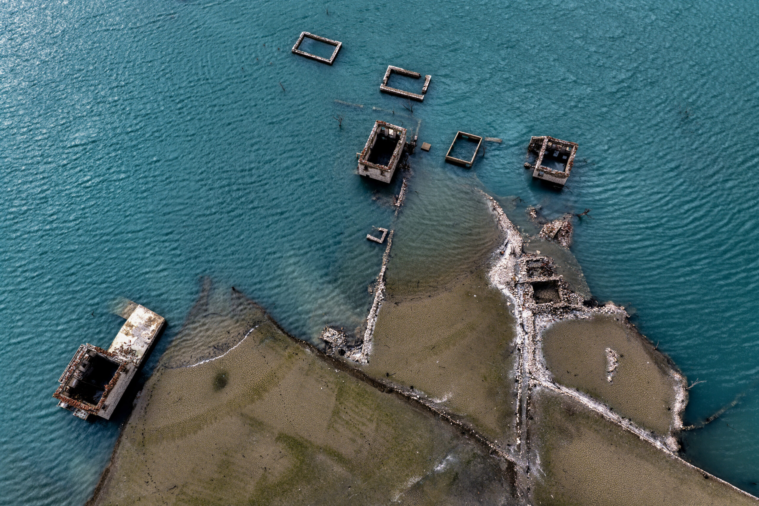 Λίμνη Μόρνου: Αποκαλυπτικές εικόνες – Παρά τις βροχές, το νερό σε ιστορικά χαμηλά επίπεδα 19 Μόρνος